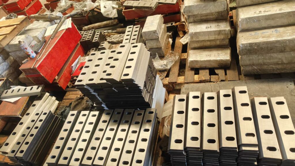 Plastic crusher knife for recycling equipment